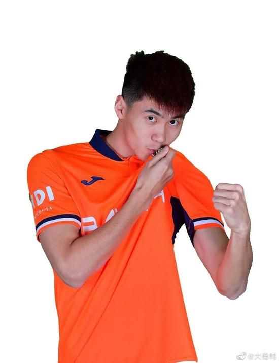 一个男孩子顶哭男孩子
