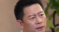 攻扒开小受屁股狠狠的打视频